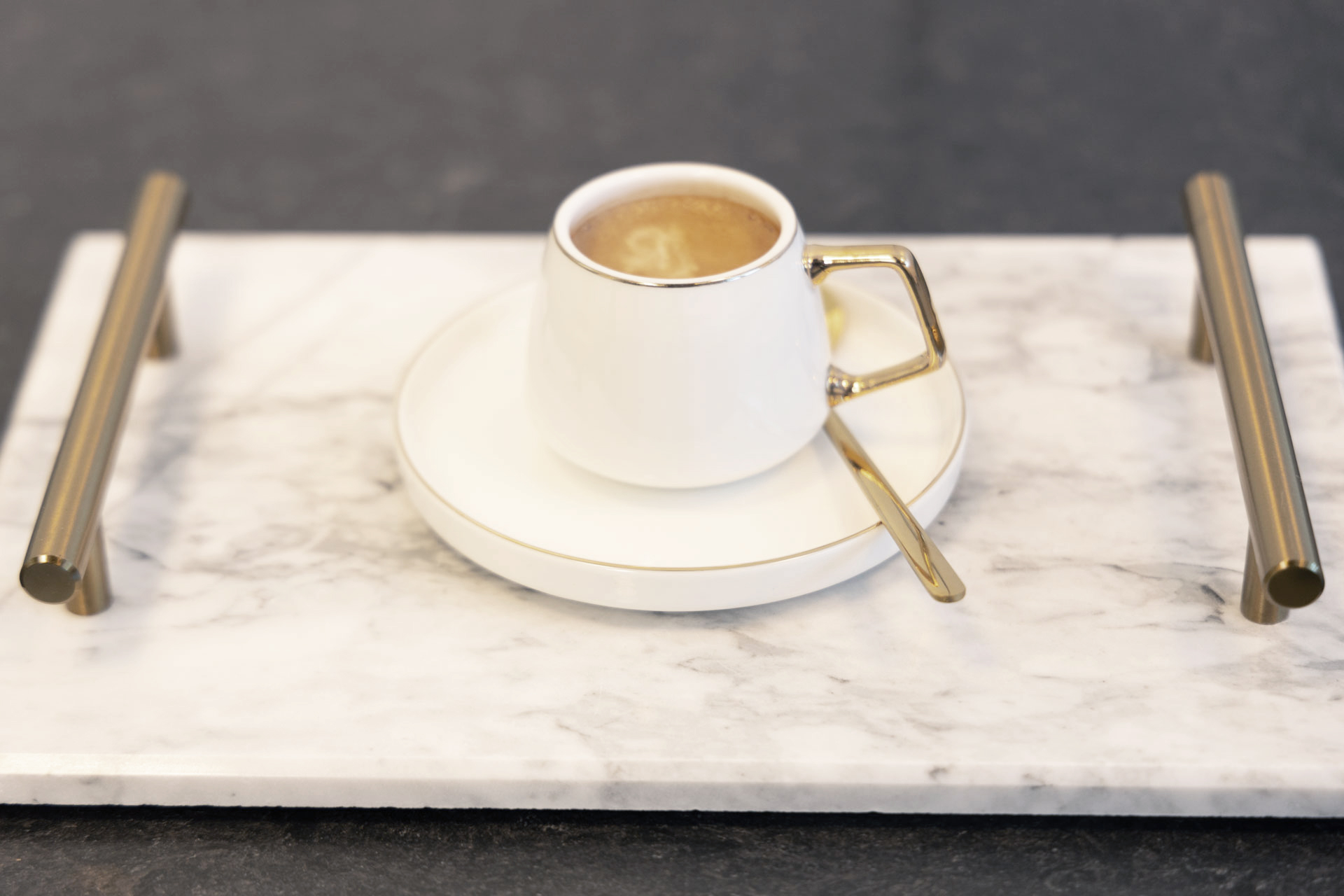 Kaffeetasse auf schönem Steintablett mit Goldverzierung